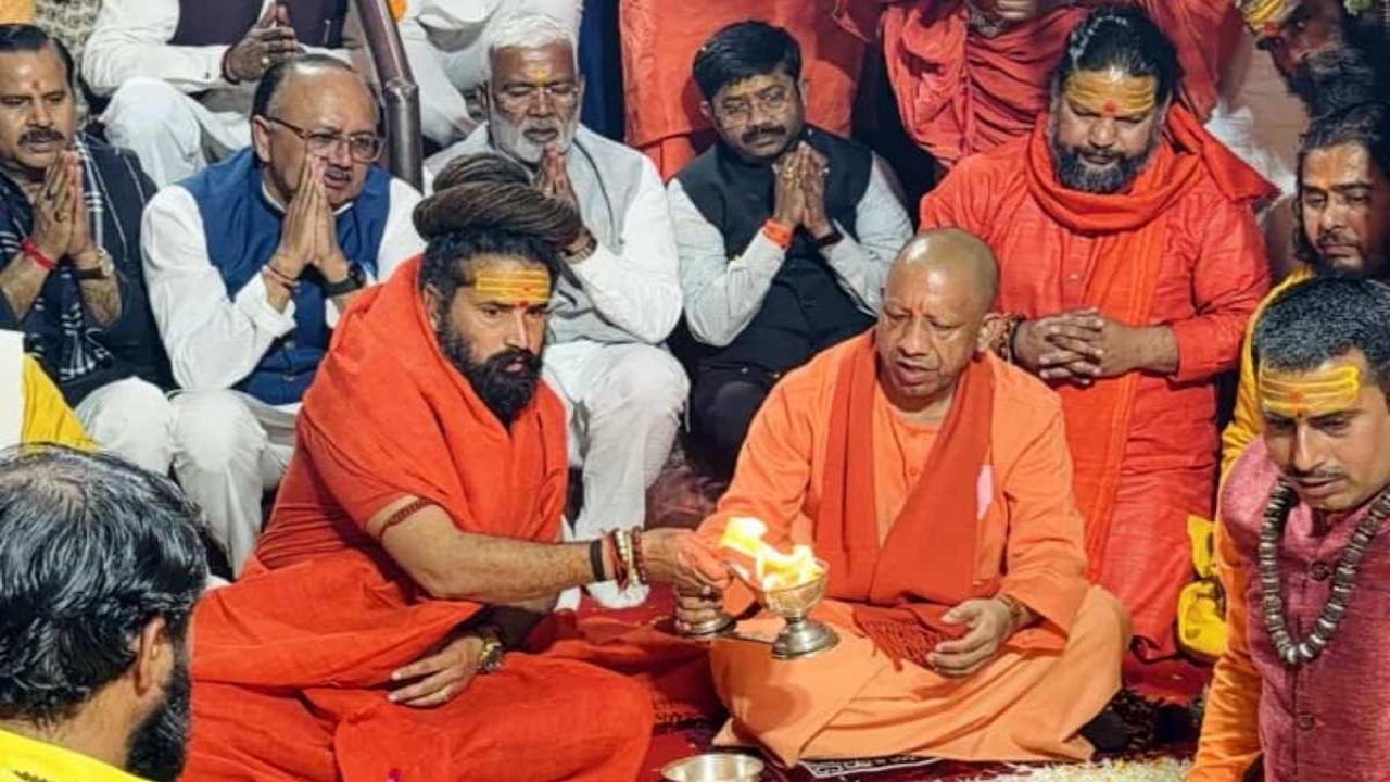 प्रयागराज में सीएम योगी ने किया मां गंगा का पूजन, बड़े हनुमान के चरणों में झुकाया शीश
