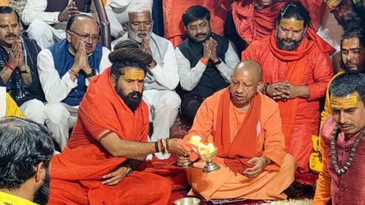 प्रयागराज में सीएम योगी ने किया मां गंगा का पूजन, बड़े हनुमान के चरणों में झुकाया शीश