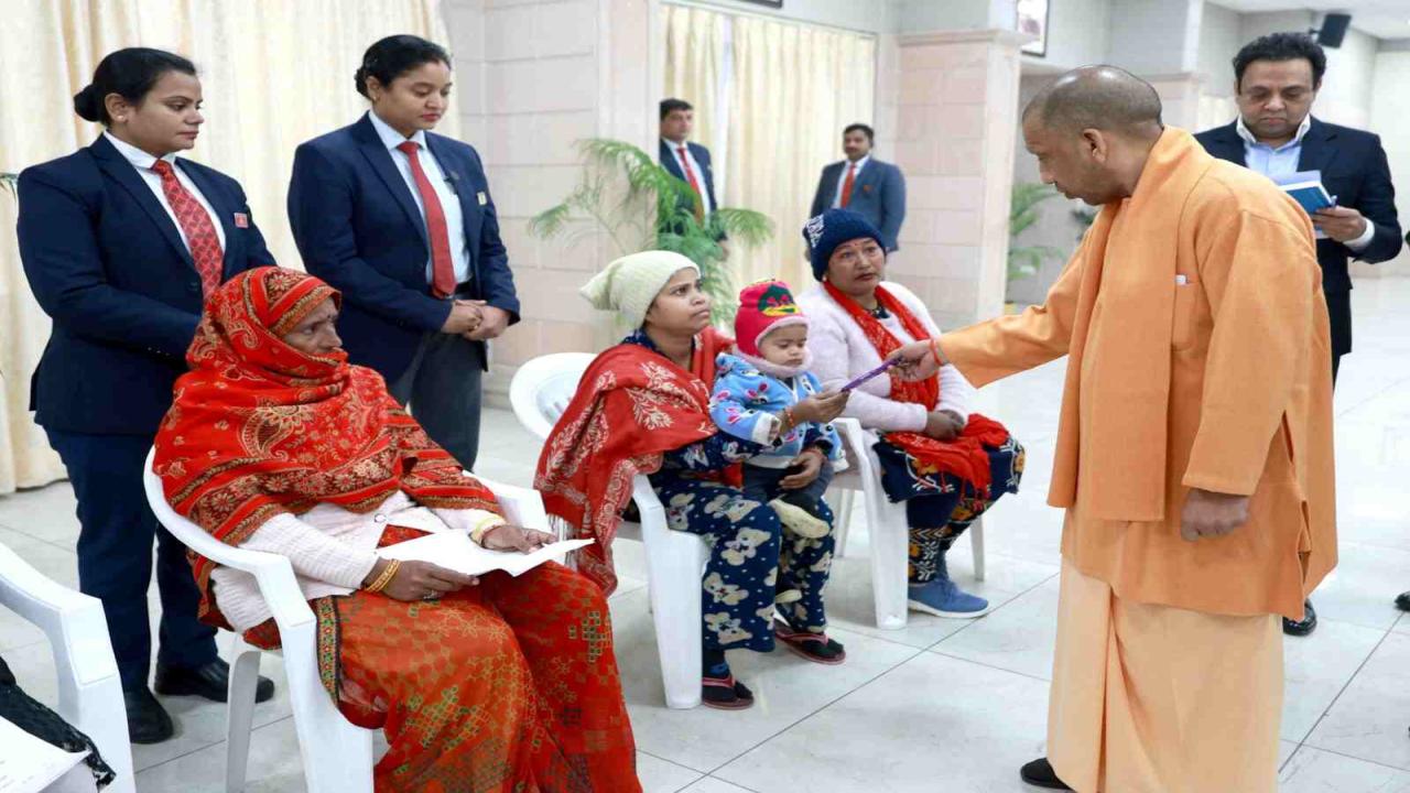‘जनता दर्शन’ में CM योगी आदित्यनाथ ने सुनीं समस्याएं, अधिकारियों को दिए निस्तारण के निर्देश
