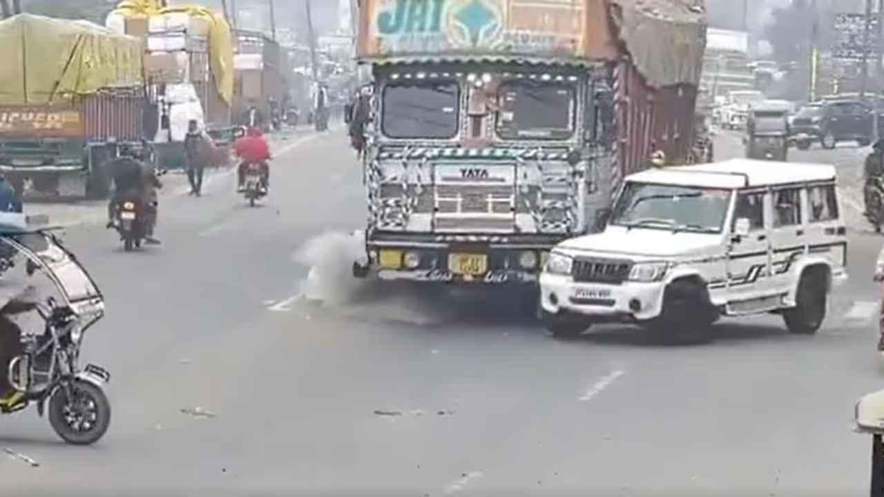 रामपुर में कार पर पलटा भूसे से लदा ट्रक, कार चालक की मौत