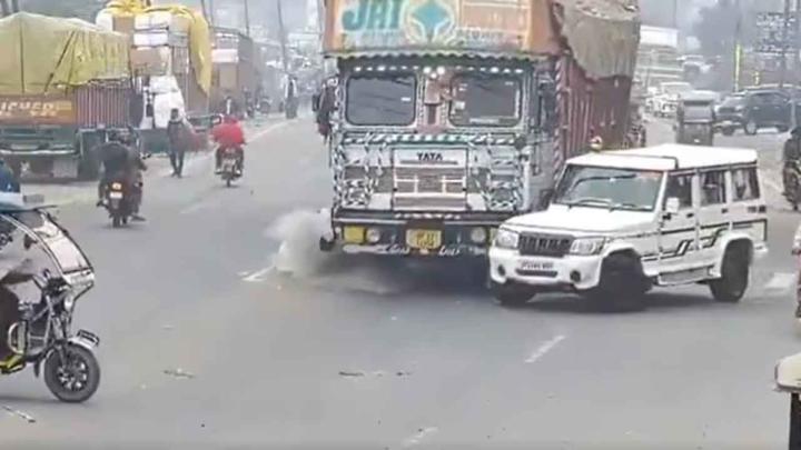 रामपुर में कार पर पलटा भूसे से लदा ट्रक, कार चालक की मौत