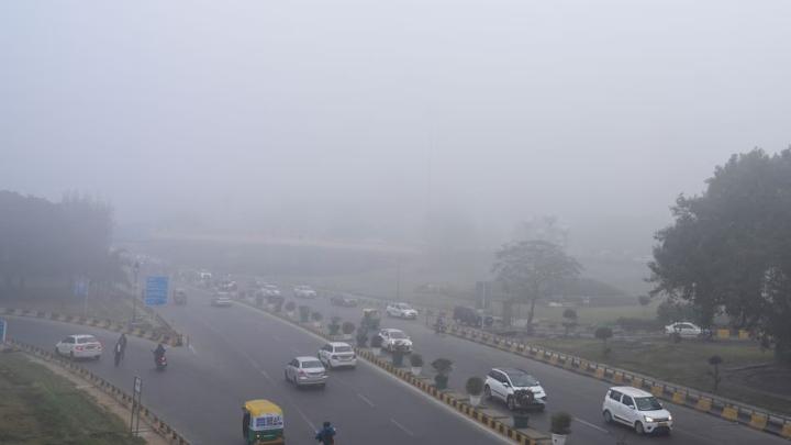 उत्तर प्रदेश में कोहरे की चेतावनी, एक्सप्रेसवे पर गति सीमा की गई कम