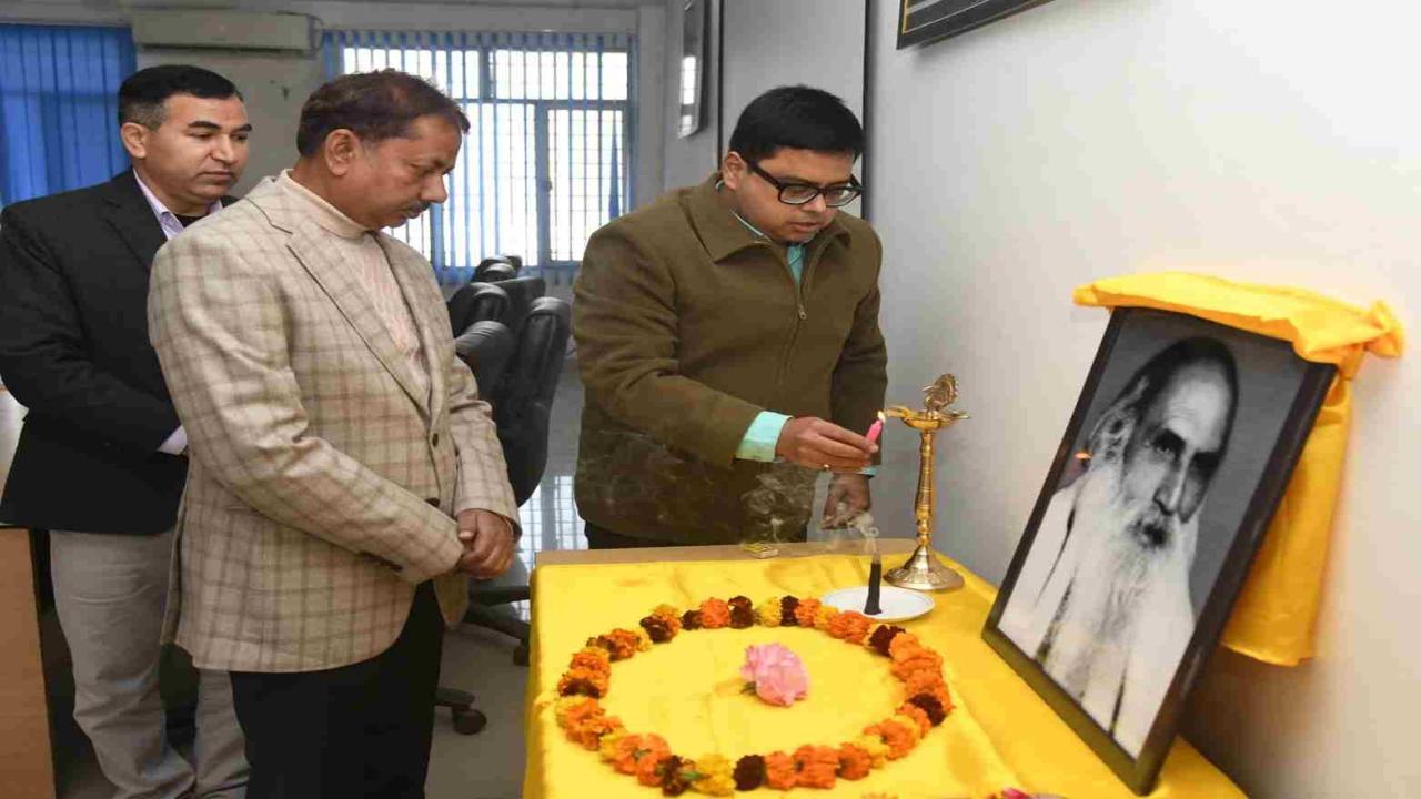 स्व. इंद्रमणि बडोनी की जयंती पर सूचना एवं लोक सम्पर्क निदेशालय में श्रद्धांजलि सभा का आयोजन