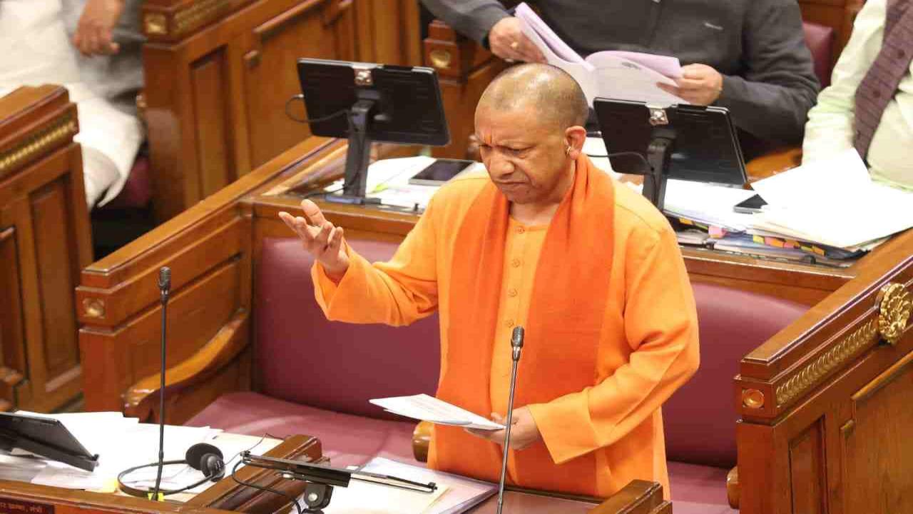 मुख्यमंत्री योगी आदित्यनाथ ने विधानसभा में इंफ्रास्ट्रक्चर और रोजगार पर बोलते हुए सपा सरकार को जमकर लताड़ा