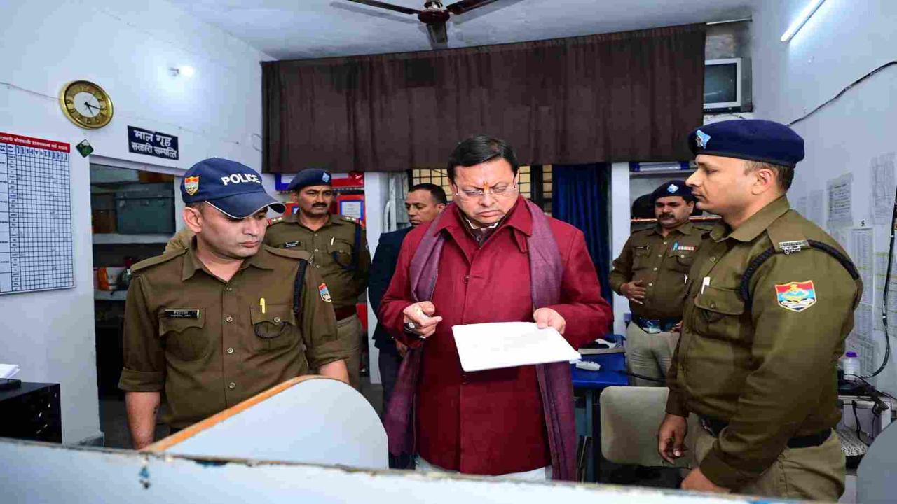 सीएम धामी ने किया थाने का का औचक निरीक्षण, ड्यूटी में लापरवाही बरतने वाले अधिकारी को दी चेतावनी