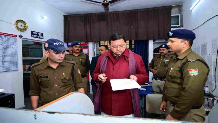 सीएम धामी ने किया थाने का का औचक निरीक्षण, ड्यूटी में लापरवाही बरतने वाले अधिकारी को दी चेतावनी