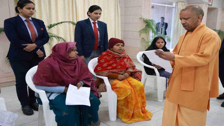 मुख्यमंत्री योगी आदित्यनाथ ने ‘जनता दर्शन’ में आये नागरिकों से की मुलाक़ात