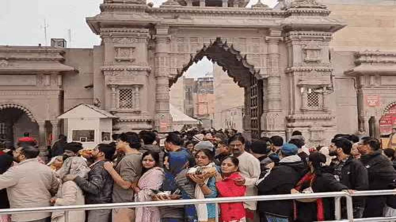 नए साल के स्वागत के लिए धर्मनगरी काशी सहित कई धार्मिक स्थलों पर भीड़