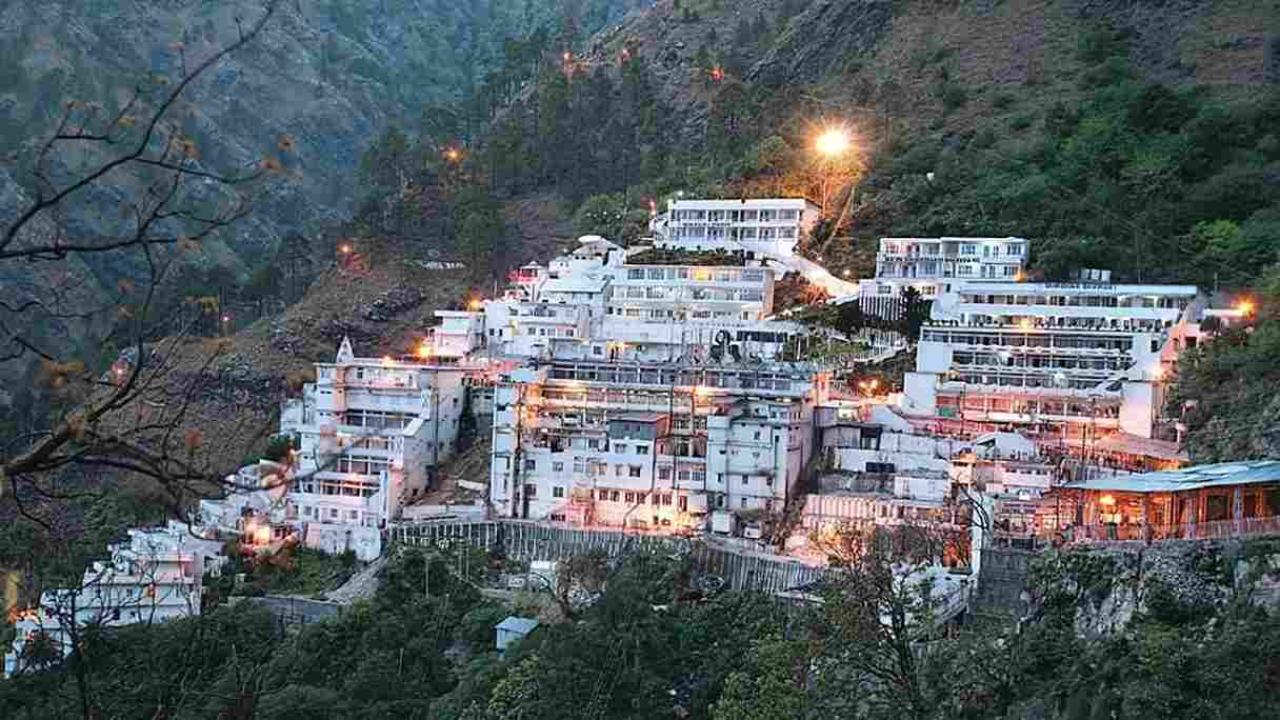 Mata Vaishno Devi Yatra : नव वर्ष पर माता वैष्णो देवी के दर्शन के लिए उमड़ी श्रद्धालुओं की भीड़, बोर्ड ने पंजीकरण पर प्रतिबंध लगाया, जानिए कारण
