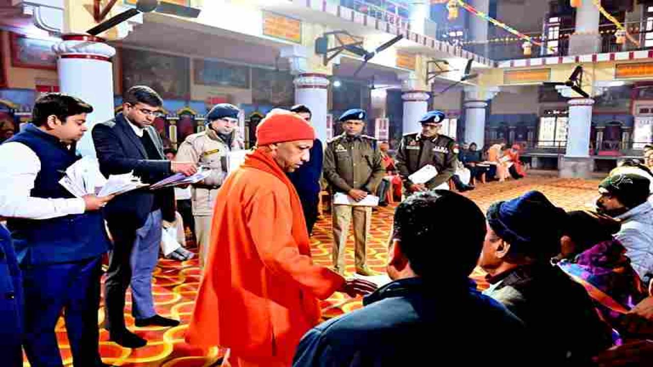 मुख्यमंत्री योगी ने गोरखनाथ मंदिर में 200 लोगों से मुलाकात कर सुनीं उनकी समस्याएं