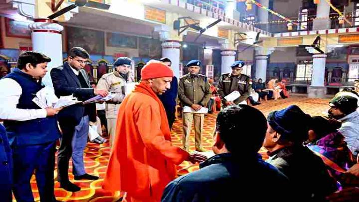 मुख्यमंत्री योगी ने गोरखनाथ मंदिर में 200 लोगों से मुलाकात कर सुनीं उनकी समस्याएं
