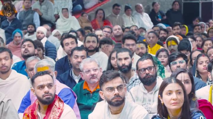 Anushka Sharma और Virat Kohli पहुंचे वृंदावन, प्रेमानंद महाराज से लिया आशीर्वाद