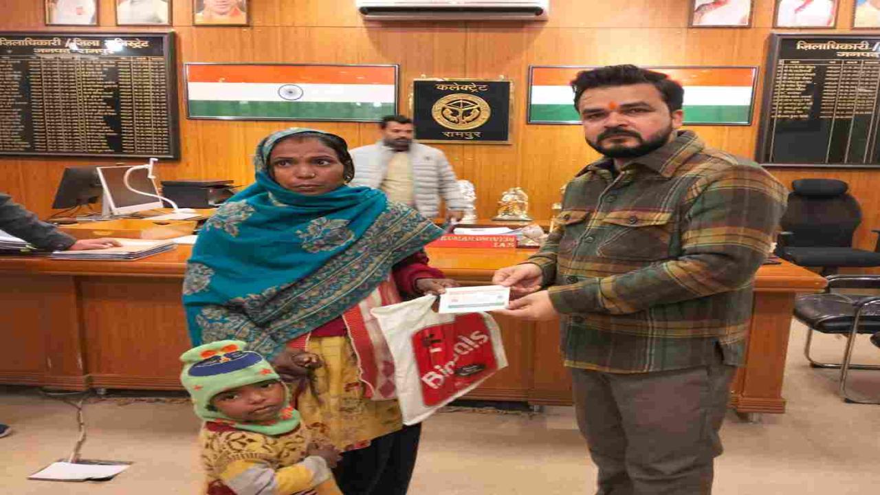 रामपुर डीएम की पहल से खिल उठे उदास चेहरे, महज तीन माह में बने 90 अंत्योदय व 147 आयुष्मान कार्ड