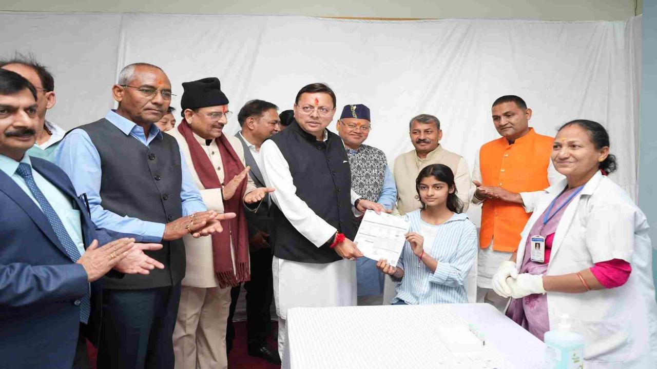 हल्द्वानी मेडिकल कॉलेज पहुंचे मुख्यमंत्री धामी, बेटियों के लिए शुरू हुआ HPV वैक्सीनेशन