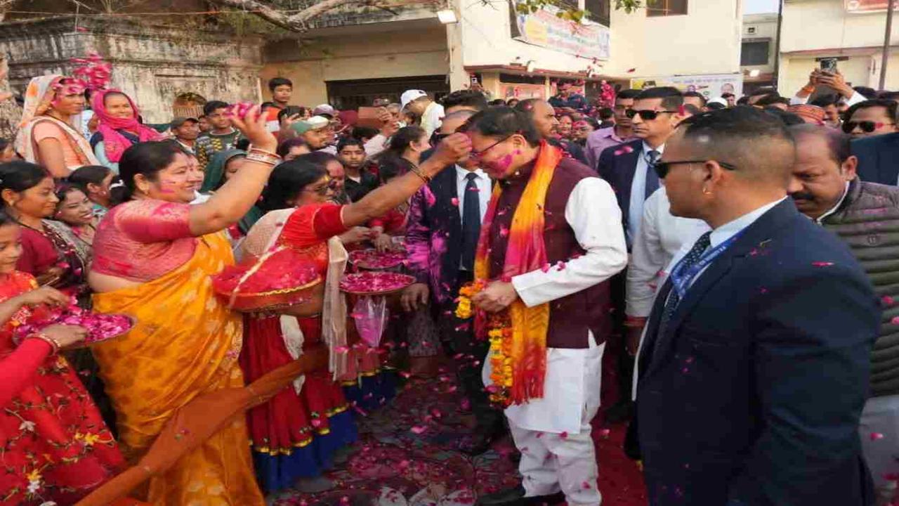 अपने 'घर' खटीमा पहुंचे CM धामी, मिनी इंडिया में मनाई कुमाऊँनी और थारू होली, जनता संग थिरके मुख्यमंत्री