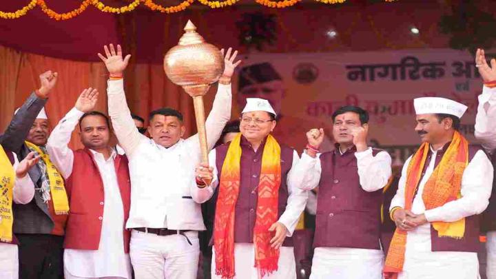 लोहाघाट में होली का उल्लास: काली कुमाऊँ होली महोत्सव में शामिल हुए CM धामी, लोक गायन से बांधा समां