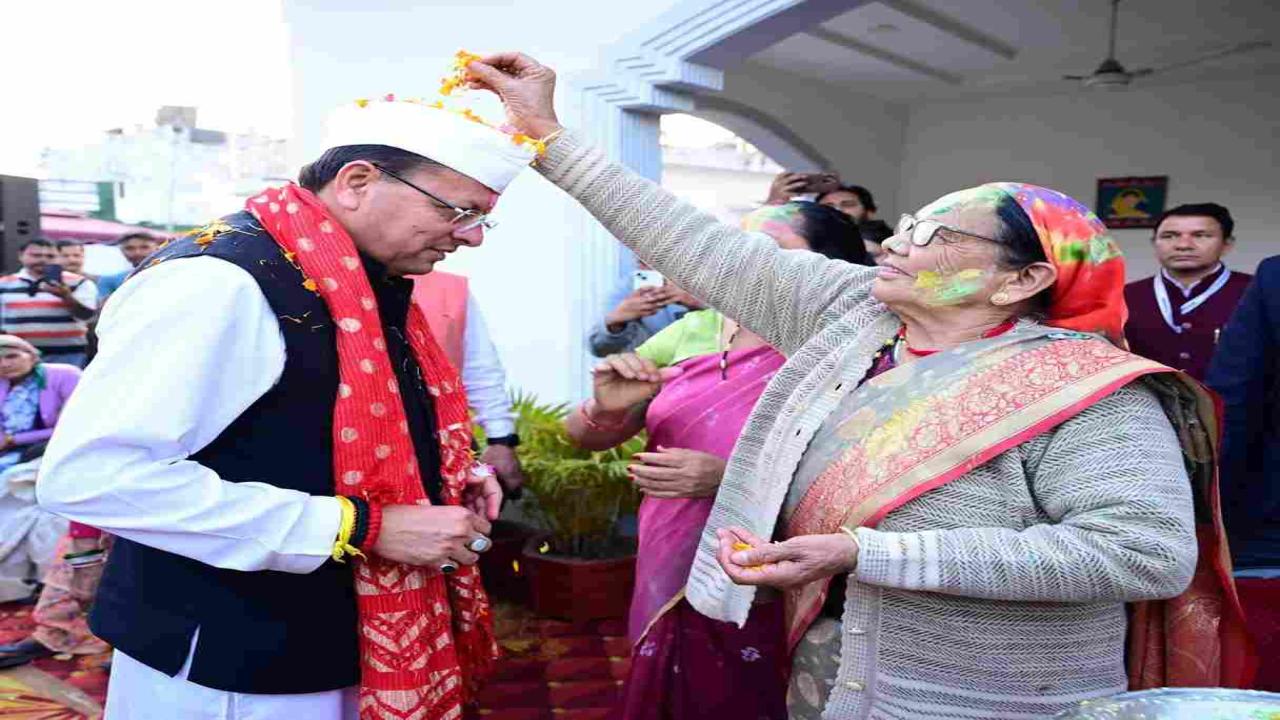 अपने निजी आवास पर मुख्यमंत्री पुष्कर सिंह धामी ने मनाई होली, मां का लियाआशीर्वाद