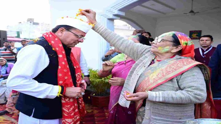 अपने निजी आवास पर मुख्यमंत्री पुष्कर सिंह धामी ने मनाई होली, मां का लियाआशीर्वाद